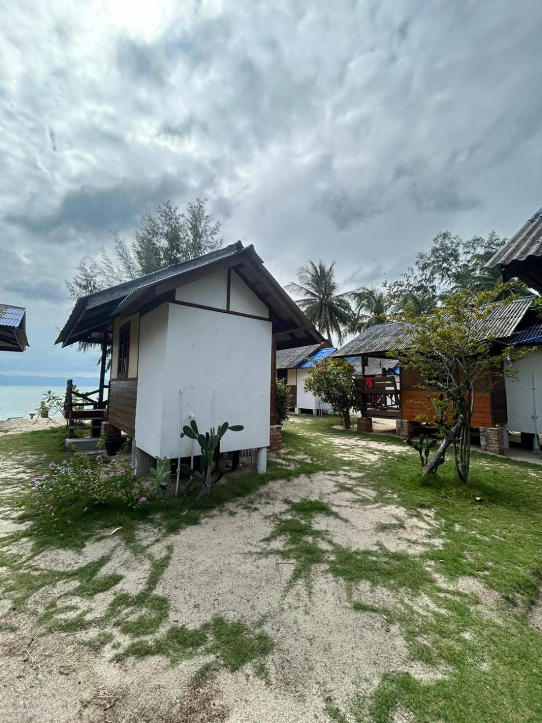 Pinks Bungalow Hotell Baan Tai Exteriör bild