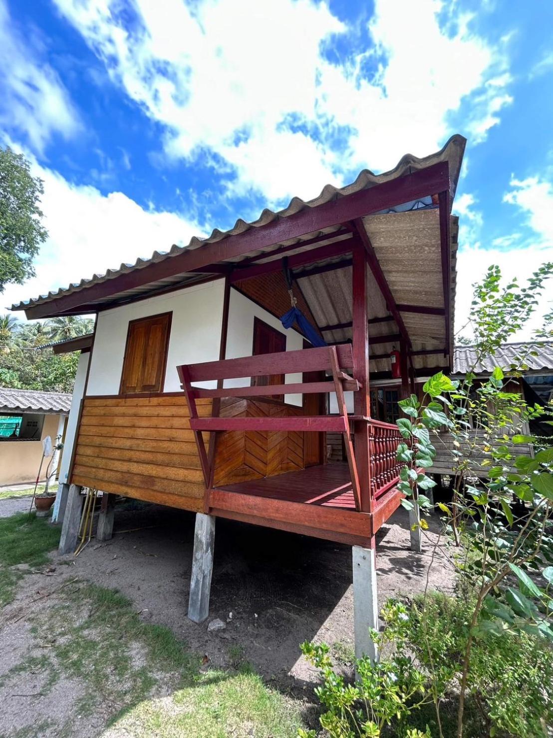 Pinks Bungalow Hotell Baan Tai Exteriör bild